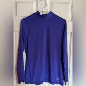 Everlast long sleeve shirt w/thumbholes perfect for winter workouts! Size large